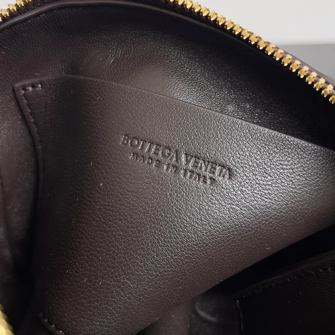 Batch 1260 BV new mini bag ceiling Bottegaveneta new Concert Pouch bag is small and has a large capacity. It can hold a Pro max mobile phone. The shoulder strap is adjustable for cross-body carry. It is very cost-effective when carried on one shoulder. The latest small bag in autumn has a lot of capacity. It can hold 4 short clips. I also tried it and it can hold one of my fists. It is cute, the capacity is touching and the length of the shoulder strap is adjustable for daily commuting. Full score 10 #bv woven bag Style number: 794258 Size: 18.5*11.5*8.5cm